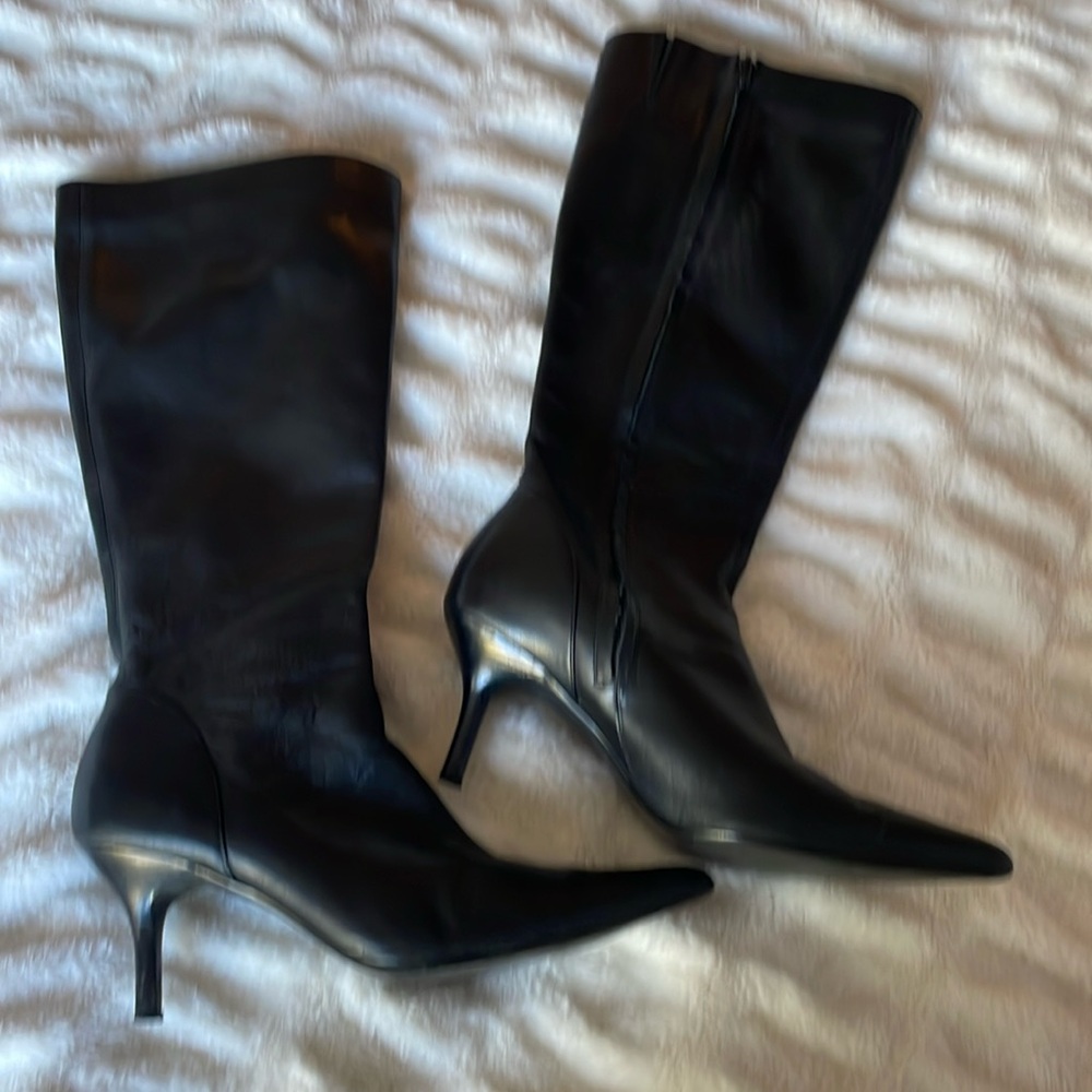 Black size 8 1/2 leather pointy boots